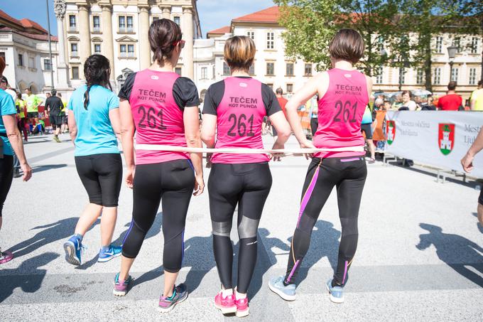 Za stajling z globljim sporočilom so poskrbele prijateljice iz Ljubljane Irena, Andreja in Aleša, ki so s številko 261 na hrbtu spomnile na Kathrine Switzer, prvo žensko, ki je leta 1967 v Bostonu pretekla maraton in ki je na najdaljši razdalji, pri 70 letih, nastopila tudi letos. Obakrat je nosila številko 261. | Foto: Anže Petkovšek/Sportida