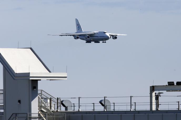 Letalo | V Slovenijo se je v sredo z različnimi leti vrnilo okoli sto Slovencev, med njimi tudi 25, ki so v sredo zvečer prispeli na Brnik z izrednim letalom iz Helsinkov prek Köbenhavna. | Foto Reuters