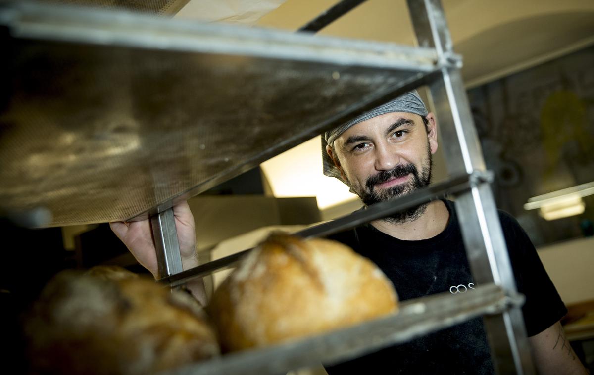 Andrej Gerželj pek | Andrej Gerželj je iz hobija ustvaril uspešen posel. Na Starem trgu v Ljubljani že šesto leto razvaja s kruhom in drobnim pecivom slovenskega porekla. | Foto Ana Kovač