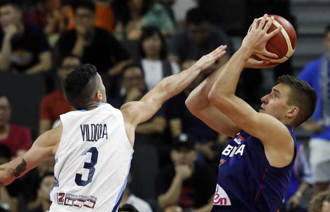 Luca Vildoza in najboljši strelec tekme Bogdan Bogdanović v enem izmed dvobojev na četrtfinalnem obračunu. | Foto: Reuters