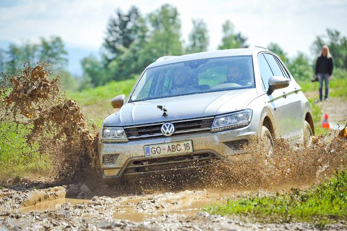 Novi tiguan je v blatu dokazal, da ima tudi svojo bolj robustno plat, ki zmore več kot le zasneženi dovoz mimo sosedove hiše. Velja pohvaliti učinkovitost za voznika povem preprosto uporabnega štirikolesnega pogona 4motion, katerega odzivnost na različnih podlagah je mogoče v stilu fine nastavitve prilagoditi prek vrtljivega stikala 4motion active control.  | Foto: Jure Gregorčič