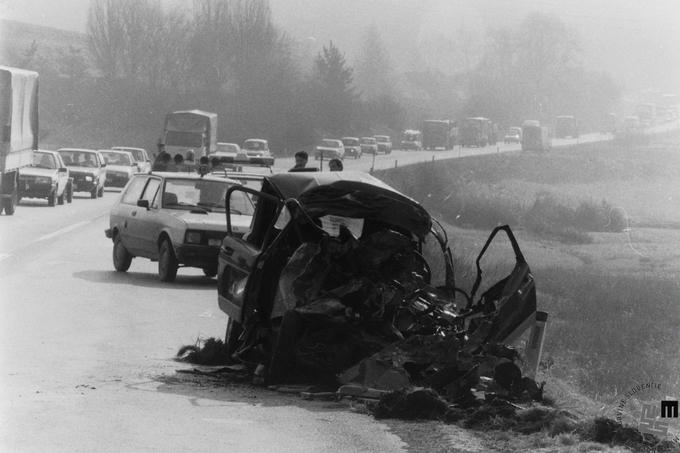 Prometna nesreča v Tlakah, 13. marec 1991. Preživeti čelno trčenje v avtomobilu brez zračne blazine, brez sodobne varnostne kletke je bilo praktično nemogoče. Ste prepoznali avtomobil na fotografiji? Gre za renault 4 - katrco, model, ki so ga do leta 1992 izdelovali v Novem mestu. Foto: Nace Bizilj, hrani Muzej novejše zgodovine Slovenije. | Foto: Nace Bizilj, hrani Muzej novejše zgodovine Slovenije