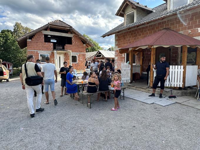 Bečiri je najprej obiskal romsko naselje Otavice, kjer živijo tri romske družine, nato pa se je odpravil v romski naselji Goriča vas in Lepovče, ki sta dve največji romski naselji v občini. | Foto: STA