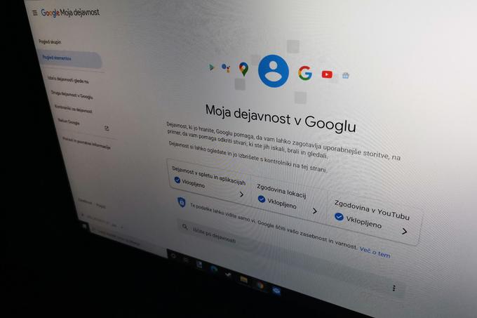 Če se želite na lastne oči prepričati, kaj vse si je Google zapomnil o vas, obiščite nadzorno ploščo Moja dejavnost v Googlu (klik na to fotografijo vas bo pripeljal naravnost tja, če ste prijavljeni v uporabniški račun Google). Vrste podatkov, ki jih skladišči Moja dejavnost, so sicer le vrh ledene gore vsega, kar o uporabniku v resnici ve Google.  | Foto: Matic Tomšič