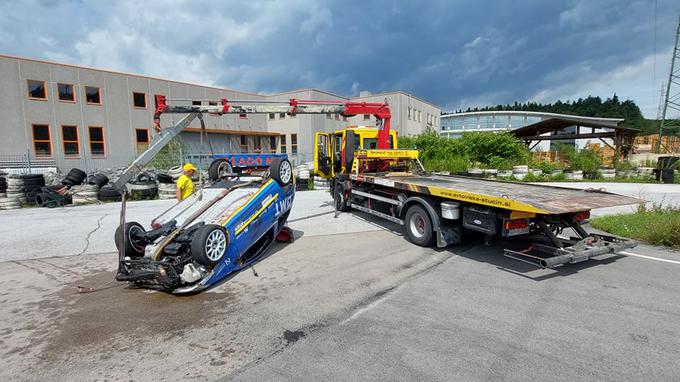 Prevračanje s citroenom C2-R2 na streho v Logatcu. "Kakih deset metrov sem drsel po strehi. Bil sem le še potnik v avtomobilu, nič kaj prijeten občutek," se spominja Žgavec.  | Foto: GMT