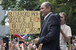 Janševi podporniki pred sodiščem in DZ zahtevajo njegovo osvoboditev (foto in video)