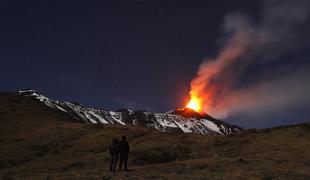 Etna spet bruha lavo in pepel