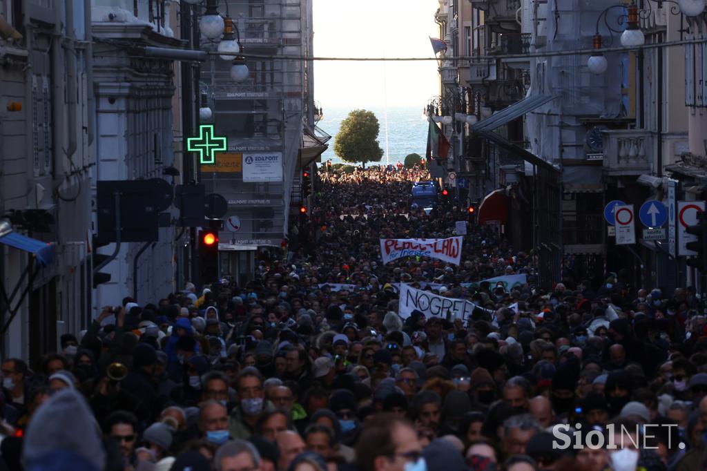 protest Trst proti covidnemu potrdilu 06112021