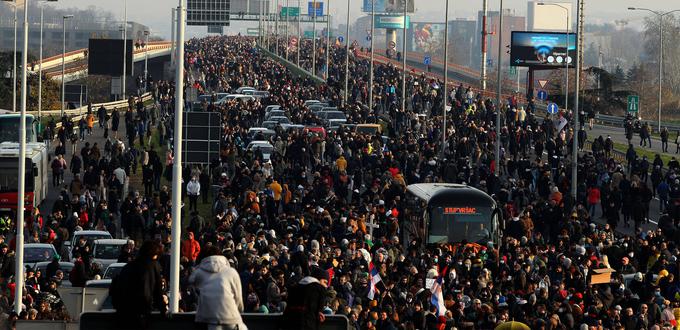 Rudnik litija, ki mu nasprotniki očitajo zastrupljanje okolja in vode, je pred leti sprožil množične proteste. Na fotografiji so protesti decembra 2021. Protestniki so med drugim zasedli beograjski most Gazela čez Savo in ustavili promet na avtocesti. Srbski notranji minister Ivica Dačić zdaj zagotavlja, da oblast ne bo več dopuščala takšnega protesta proti rudniku. | Foto: Guliverimage