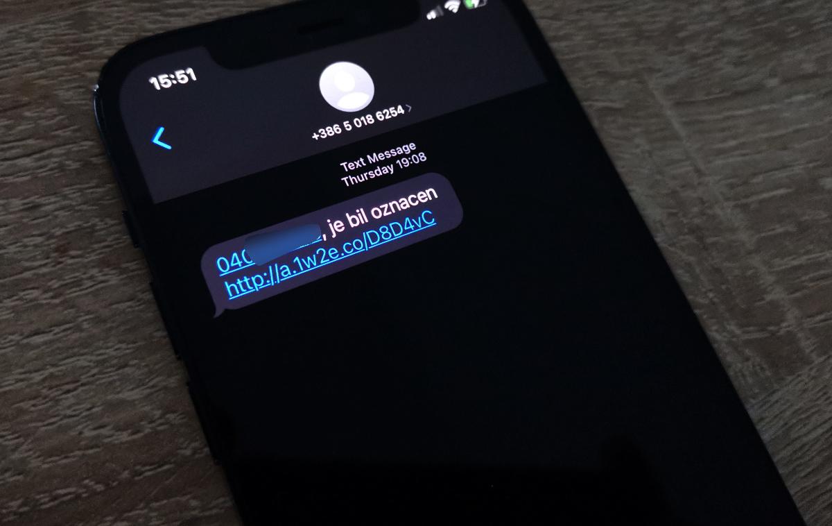 Nevarno sporočilo | Goljufi svoje žrtve h kliku na povezavo v sporočilu SMS pogosto poskusijo pripravili z obvestilom, da so prejeli fotografijo ali da jih je nekdo označil. To velja tudi za primer sporočila, ki smo ga dobili mi. | Foto Matic Tomšič