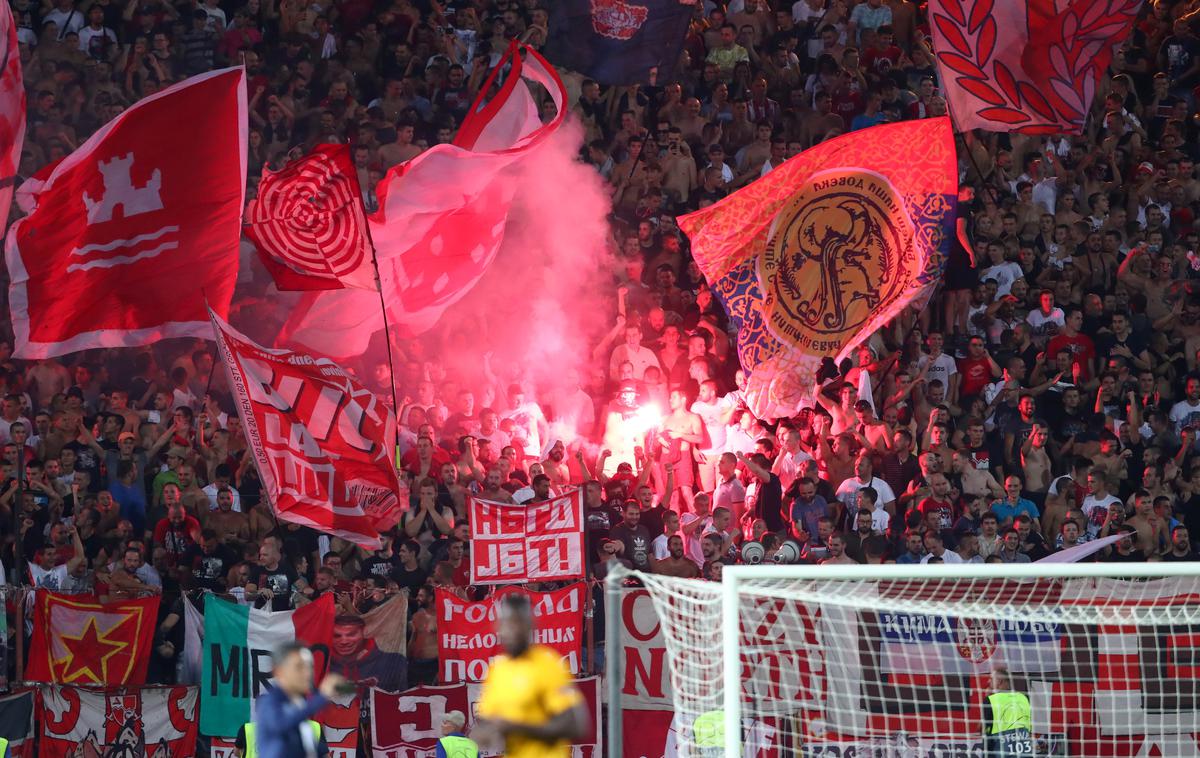 Crvena zvezda Delije | Crveno zvezdo že spodbujajo Delije. | Foto Reuters