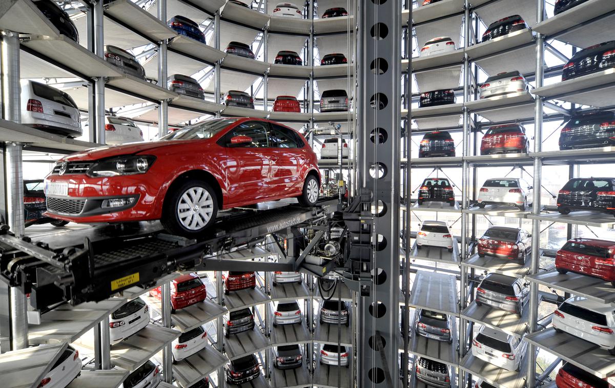 Autostadt Wolfsburg Volkswagen | Uradno najhitrejše samodejno parkirišče na svetu. Dva spiralna stolpa Volkswagnovega Autostadta v Wolfsburgu. Oba stolpa sta visoka 60 metrov, v njiju pa so spiralno razstavljeni novi volkswagni in zdaj tudi seati. Stolpa sta s tovarno povezana prek 700 metrov dolgega predora. Vanju lahko spravijo do 400 avtomobilov. Vsak med njimi je tam okrog 24 ur, nato ga predajo končnemu kupcu. | Foto Reuters