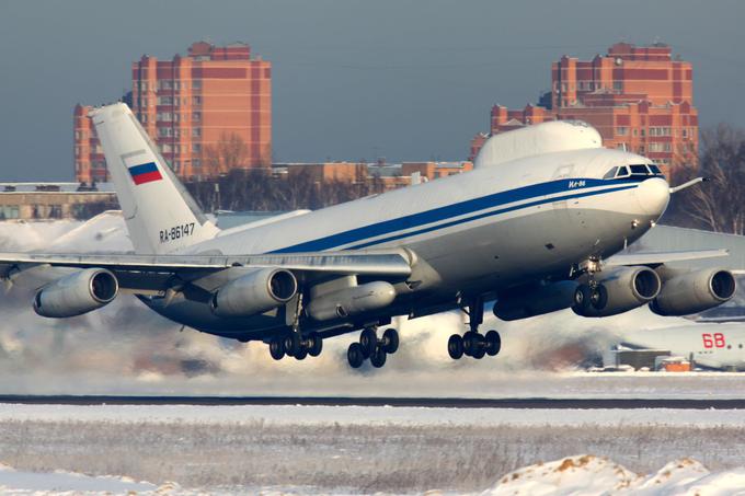 Razen tistih, skozi katera gledata pilot in kopilot, Iljušin Il-80 oziroma letalo za sodni dan nima oken, da potnikov ne bi oslepila morebitna jedrska eksplozija oziroma da elektromagnetni pulz, ki spremlja jedrsko eksplozijo, ne bi onesposobil elektronskih naprav na krovu letala. | Foto: Reuters