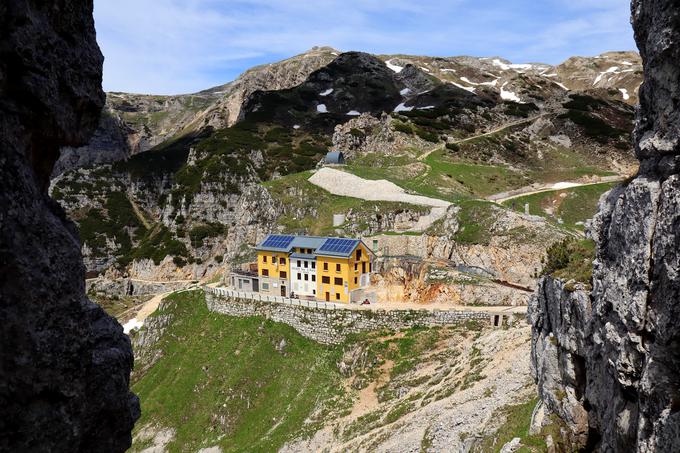 Rifugio Achille Papa. Pogled s predzadnjega predora Sentiero delle Gallerie. | Foto: Matej Podgoršek