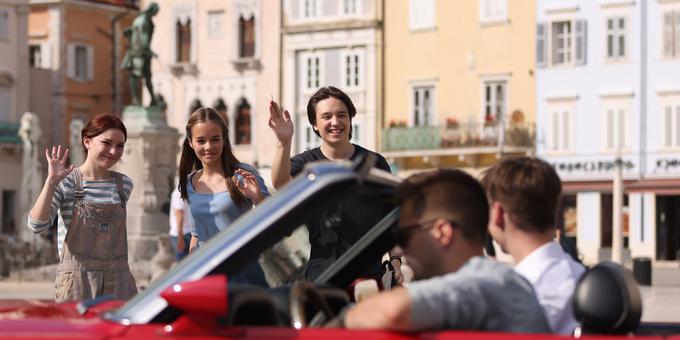 Glavni junaki se poslavljajo od prijaznega šoferja. | Foto: Željko Stevanić @bladeprodukcija