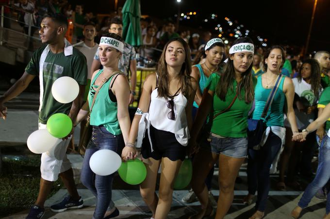 Za nogometaši nesrečnega Chapecoenseja žalujejo po celem svetu. | Foto: Reuters