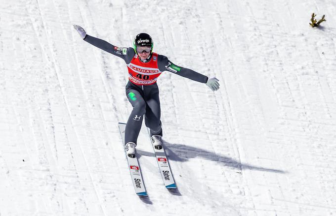 Domen Prevc je zadnji zmagovalec tekme za svetovni pokal. V Vikersundu je poletel na najvišjo stopničko odra za zmagovalce. | Foto: Sportida