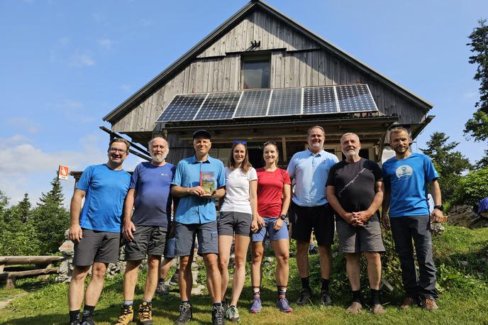 PZS Orožnova koča z avtobusom vlakom | Pobudo akcije "Z JPP do dolin in peš do višin" so nam predstavili na Orožnovi koči. | Foto Manca Ogrin/PZS