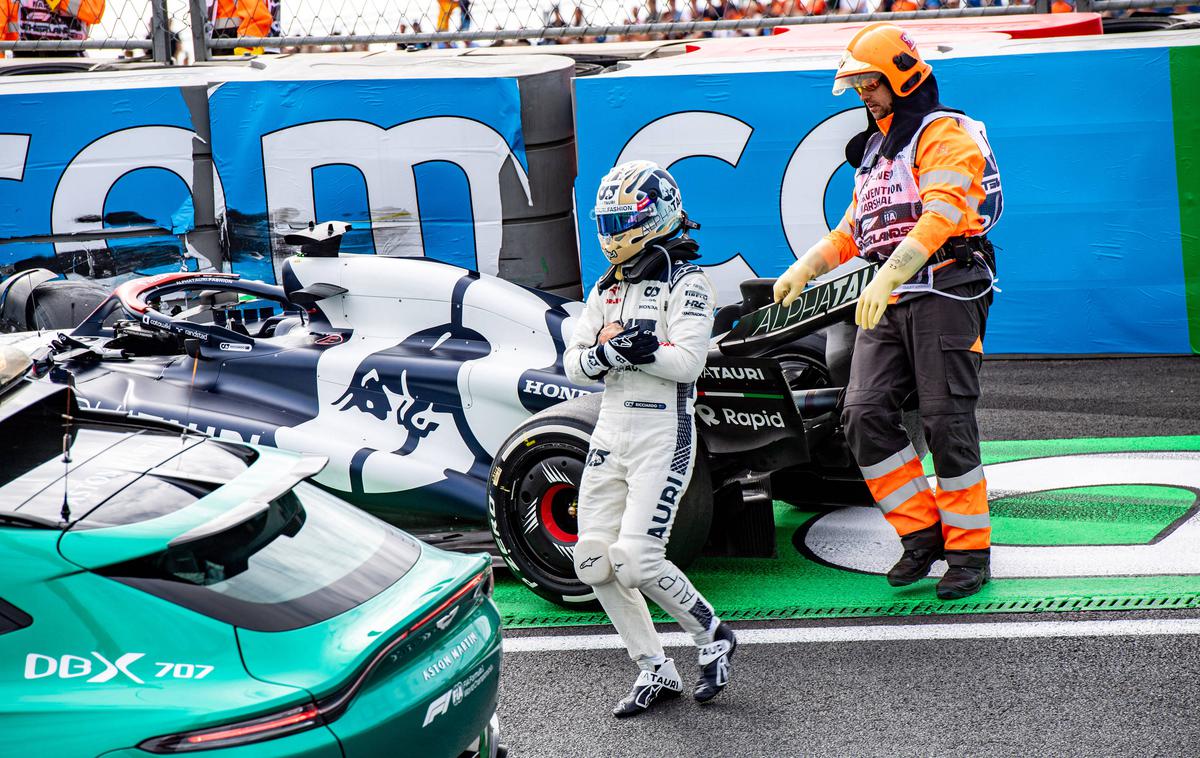 Zandvoort Daniel Ricciardo Alpha Tauri | Daniel Ricciardo se je takole držal za dlan in takoj je bilo jasno, da gre za poškodbo. | Foto Guliverimage