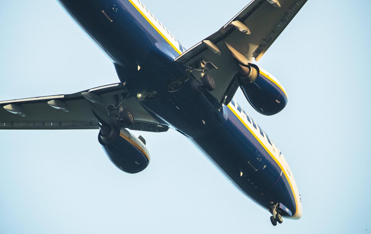 Ryanair | Beloruske oblasti so maja leta 2021 zaradi domnevne grožnje z bombo prisilile letalo družbe Ryanair na letu iz Aten v Vilno, da je pristalo v Minsku. Namen tega z lažjo izsiljenega zasilnega pristanka je bila aretacija novinarja in protivladnega aktivista Romana Protaseviča in njegove partnerke Sofie Sapega, ki sta bila na krovu letala. | Foto Guliverimage