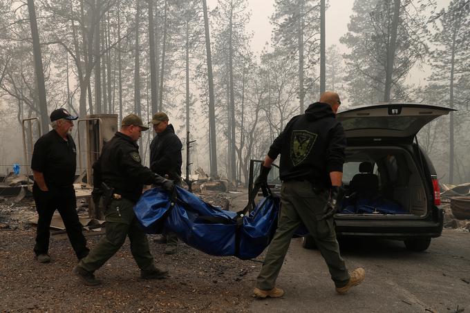 Številne žrtve so ostale ujete v avtomobilih, ki jih je zajel požar. | Foto: Reuters