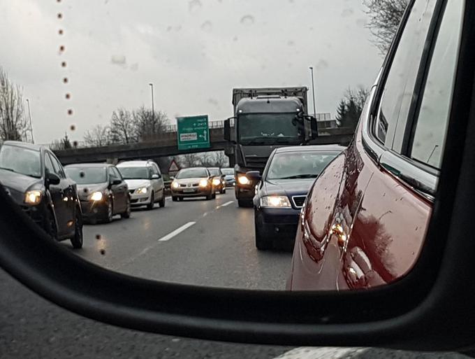 "Če bi se v dolgih kolonah polovici odvzelo izpušno cev, bi imelo to zagotovo dober vpliv na lokalno ozračje ..." | Foto: Gregor Pavšič