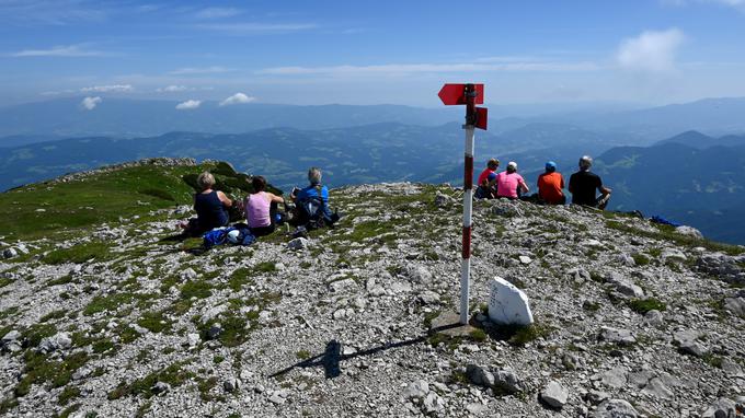 Vrh Pece in pogled v smeri vzhoda, proti Koroški | Foto: Matej Podgoršek