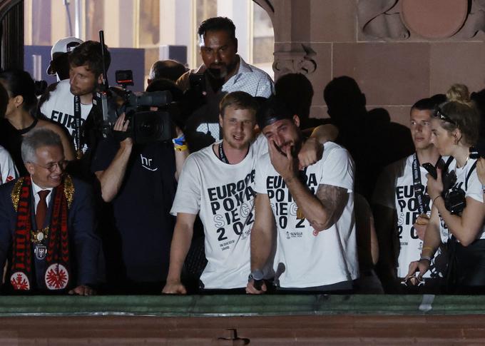 Tako je proslavljal lovorike evropske lige pred navijači v Frankfurtu ob velikem junaku finala Kevinu Trappu. | Foto: Reuters