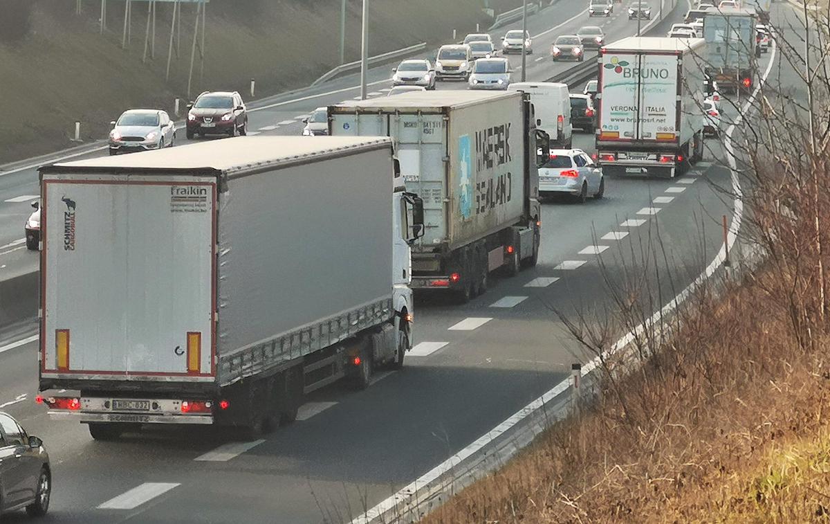 obvoznica | Na najbolj obremenjenih delih obvoznice v Ljubljani vozi tudi po 90 tisoč vozil na dan. | Foto Gregor Pavšič