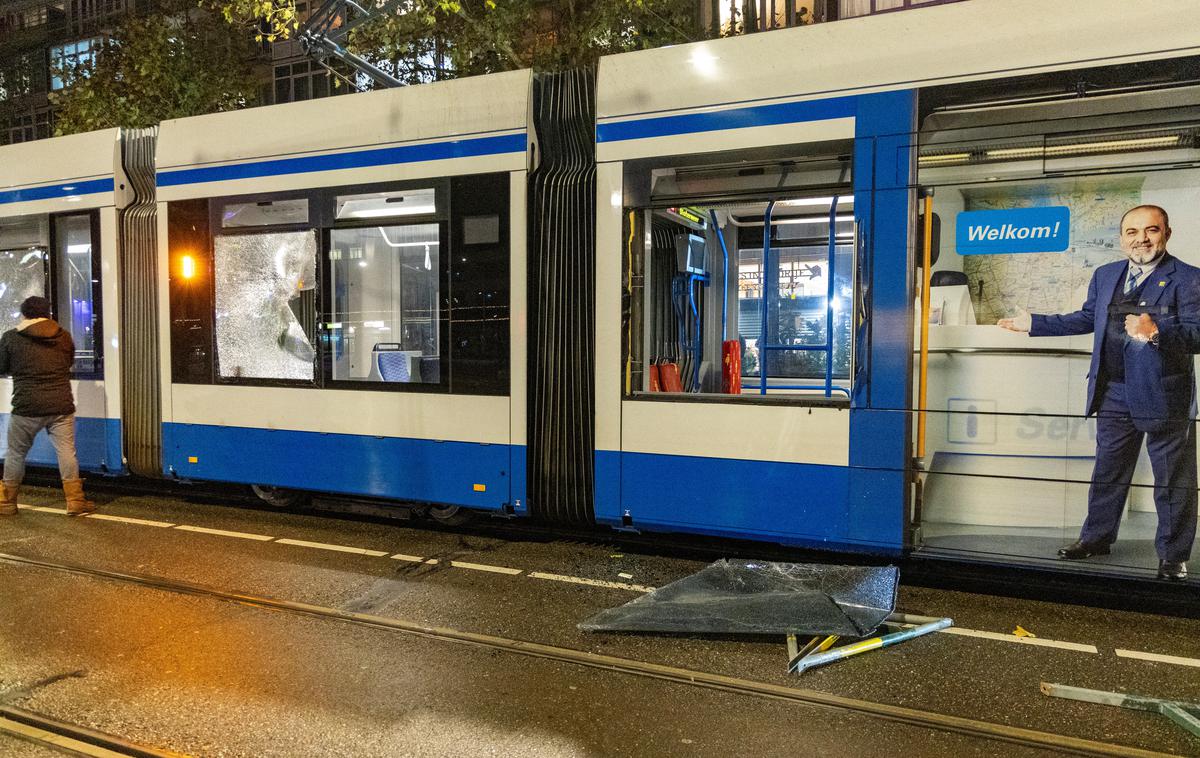 Amsterdam | Na tramvaju so razbili okna in vanj metali rakete za ognjemet.  | Foto Reuters