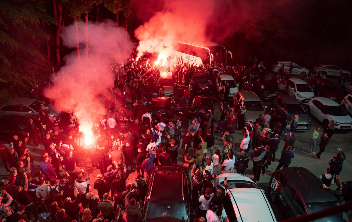 slavje NŠ Mura Fazanerija | Prizori nepozabnega slavja pred Fazanerijo po državnem naslovu Mure. | Foto Blaž Weindorfer/Sportida