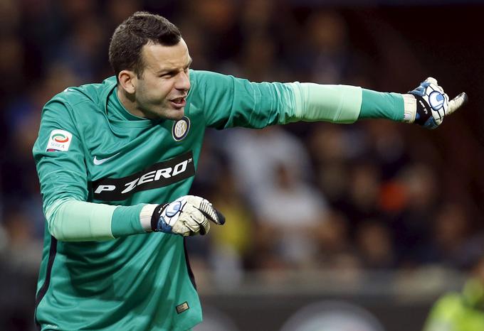 Samir Handanović je italijanskemu dragulju Federicu Bernardeschiju ubranil enajstmetrovko in Inter ohranil v prednosti, a ne za dolgo. | Foto: Reuters