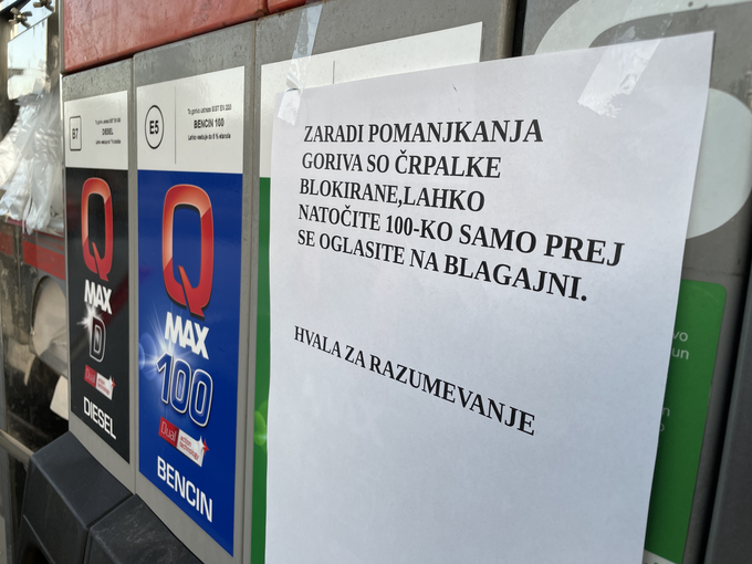 Do povečanega povpraševanja je sicer prišlo, potem ko je vlada minuli teden sprejela uredbo o oblikovanju cen določenih naftnih derivatov, ki bo s torkom na bencinskih servisih zunaj avtocest za eno leto znova uvedla določanje cen 95-oktanskega bencina in dizla po posebni formuli in regulacijo marž, na avtocestah pa cene povsem liberalizirala. Vlada je začasno tudi odpravila nekatere okoljske dajatve, ki določajo končno ceno goriv.  | Foto: Gregor Pavšič