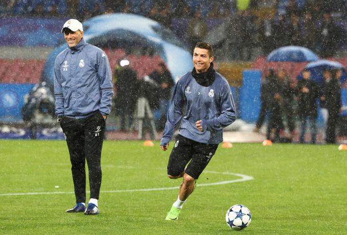 Trener Zinedine Zidane in prvi strelec Ronaldo na ponedeljkovem treningu na San Paolu.  | Foto: Reuters