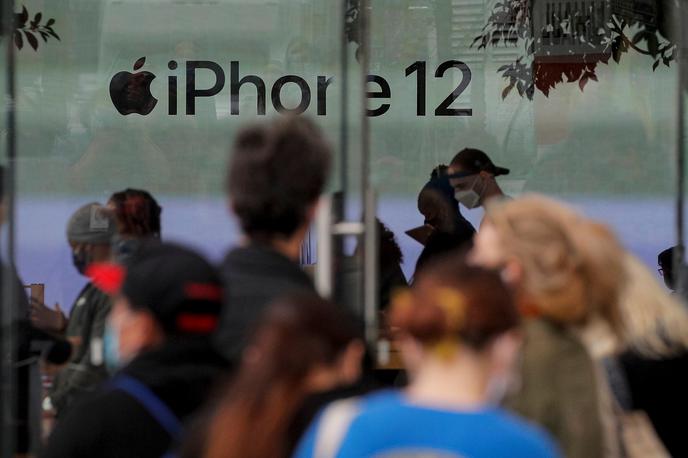 iPhone 12, Apple | Dolge vrste (ne zaradi epidemioloških preventivnih razlogov!) ob začetku prodaje prvih pametnih telefonov iz serije iPhone 12 pred Applovo trgovino v Brooklynu | Foto Reuters