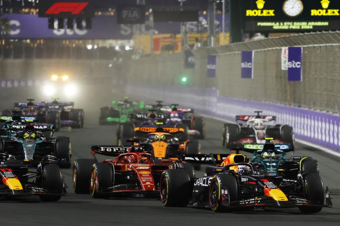 Džeda Max Verstappen Charles Leclerc | Max Verstappen je na štartu zlahka zadržal Charlesa Leclerca. Tega je takoj napadel Sergio Perez. | Foto Reuters