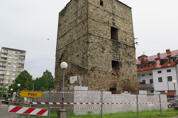 Čeligijev stolp Maribor mesto | Stabilnost stolpa s tem po ocenah zavoda ni bila ogrožena, saj so zidovi stolpa precej debeli, v zgornjih etažah pa so tudi horizontalno povezani s kovinskimi nateznimi vezmi. Te bo sicer potrebno obnoviti ali nadomestiti z novimi, zakritimi. | Foto STA