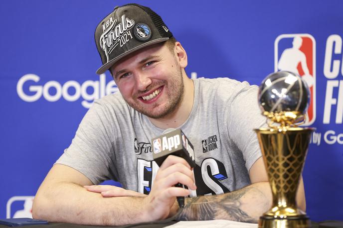 Luka Dončić Dallas Mavericks | Nasmejani Luka Dončić z lovoriko za najboljšega košarkarja finala zahodne konference. | Foto Guliverimage