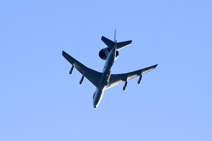 Nato AWACS | Letalo AWACS deluje v okviru širše dejavnosti za zbiranje informacij in vodstvu Nata omogoča najboljše mogoče poznavanje stanja. Zaradi navedenega je ta zmogljivost poleg zgodnjega opozarjanja ključna tako za Nato kot za njegove zaveznike, so še navedli v Slovenski vojski. | Foto Guliverimage