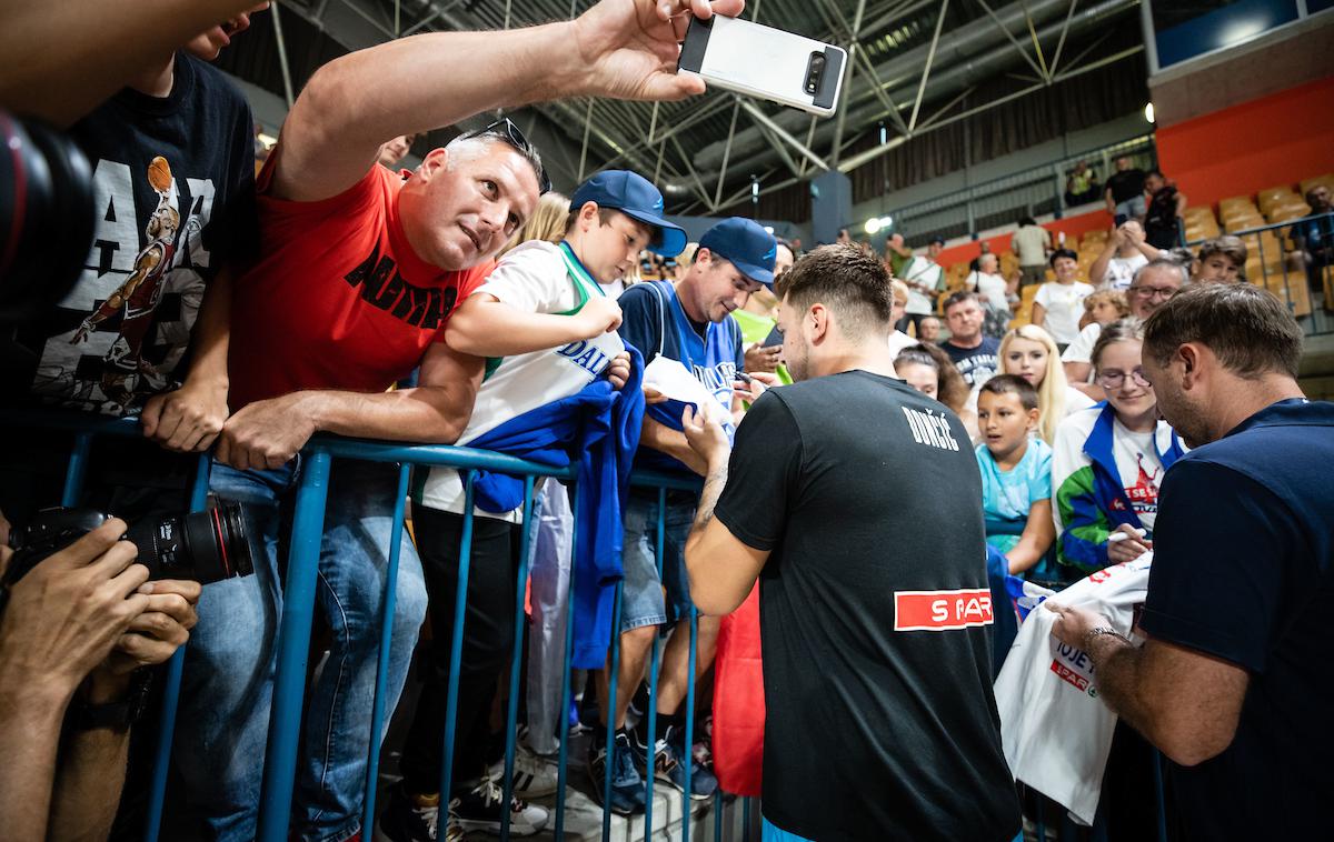 Slovenija Hrvaška Luka Dončić | Luka Dončić je na vsakem koraku tarča navijačev. | Foto Blaž Weindorfer/Sportida