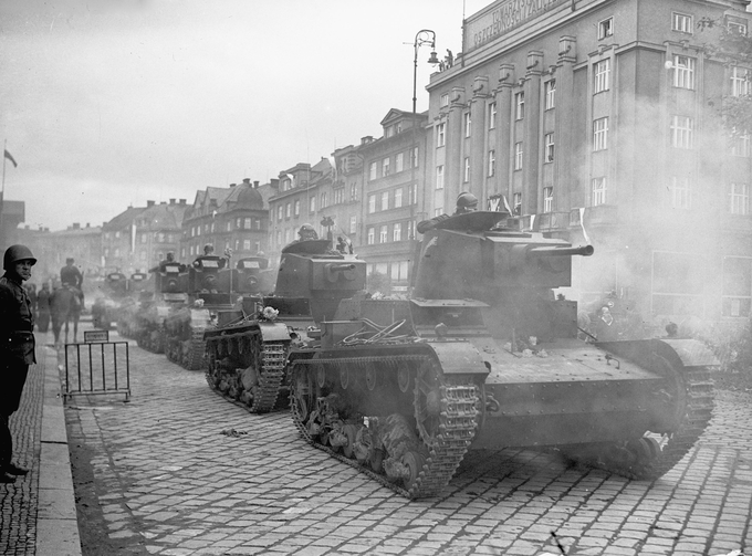 Poljska vojska je leta 1938 zasedla Zaolžje (Zaolšje) z mestom Tešin oziroma Česky Tešin (Češki Tešin), del nekdanje dežele Šlezije, ki je po prvi svetovni pripadal Češkoslovaški. Leta 1920 so zanjo izbruhnili spopadi med Poljaki in Čehi, v katerih so zmagali zadnji. Po drugi svetovni vojni je to ozemlje spet postalo del Češkoslovaške oziroma Češke. Na fotografiji: poljski tanki v Češkem Tešinu. | Foto: Wikimedia Commons