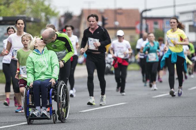 Poljub na globalnem humanitarnem teku Wings For Life World Run, Slovenija 2015.  | Foto: Samo Vidic/Red Bull Content Pool