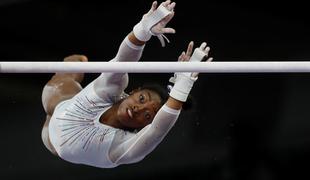 Simone Biles v Stuttgartu osvojila še peto mnogobojsko krono