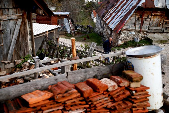 Zoran Mladić, še en bratranec, se sprehaja po vasi, kjer general Mladić še vedno velja za junaka. | Foto: Reuters