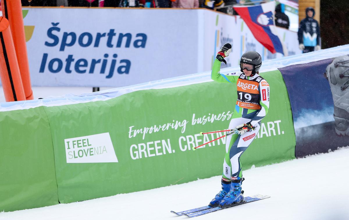 Zlata lisica Ana Bucik | Ana Bucik je bila po odstopu v finalu precej razočarana. Po padcu je besno s palico udarila po snegu. | Foto www.alesfevzer.com