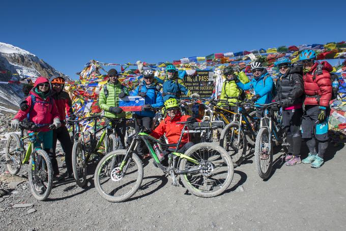 Mojca je oktobra lani s skupino Slovencev v desetih dneh prekolesarila okoli 240 kilometrov in 8.500 višinskih metrov okrog Anapurne.  | Foto: osebni arhiv/Lana Kokl