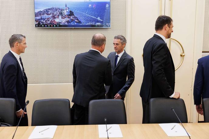 sestanek premierja Roberta Goloba z bančniki in zavarovalničarji | Ta teden naj bi oblikovali več konkretnih ukrepov, s katerimi bodo prizadetim na pomoč priskočile banke in zavarovalnice. | Foto STA