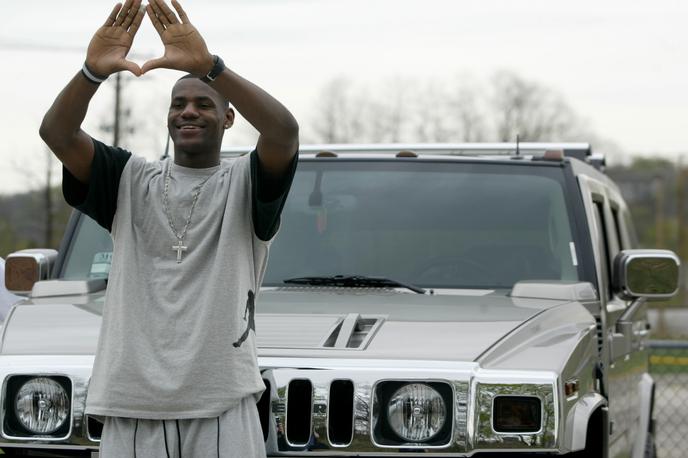 LeBron James Hummer | Tako je aprila leta 2003 LeBron James poziral pred svojim prvim hummerjem H2. Na letošnjem Superbowlu bo kot prvi zvezdnik lige NBA promoviral električnega hummerja. | Foto Reuters