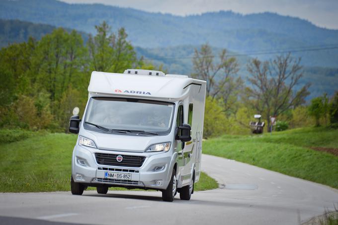 Pohvaliti moramo smerno stabilnost ter dejstvo, da so manjše bočne površine nekoliko manj občutljive na bočni veter in vplive zračnih mas ob prehitevanjih tovornjakov. Vse skupaj je uporabniško zelo prijazno in manj stresno kot pri največjih avtodomih. Res je narejen za popotniška doživetje, dober je, pravzaprav zelo dober, prava garsonjera oziroma počitniški apartmajček na kolesih. Ima veliko potenciala in ne razočara. | Foto: Ciril Komotar