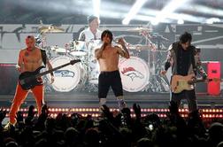 Red Hot Chili Peppers niso niti priklopili kitare in basa